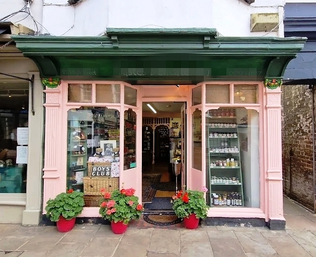 Most Attractive Delicatessen with Off Licence in Berkshire For Sale