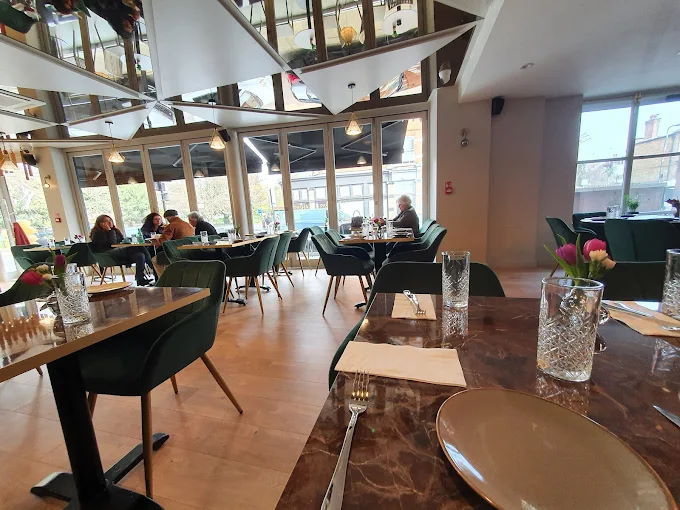 Buy a Impressive Restaurant plus Nightclub in West London For Sale